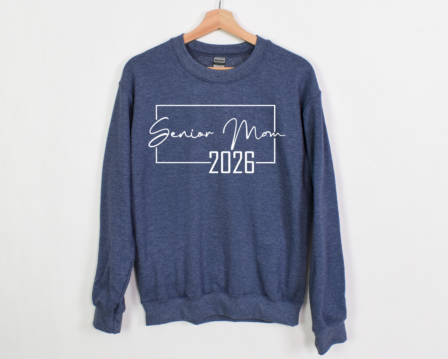SENIOR MOM 2026 SQUARE-GILDAN SWEATSHIRT-AHS2026