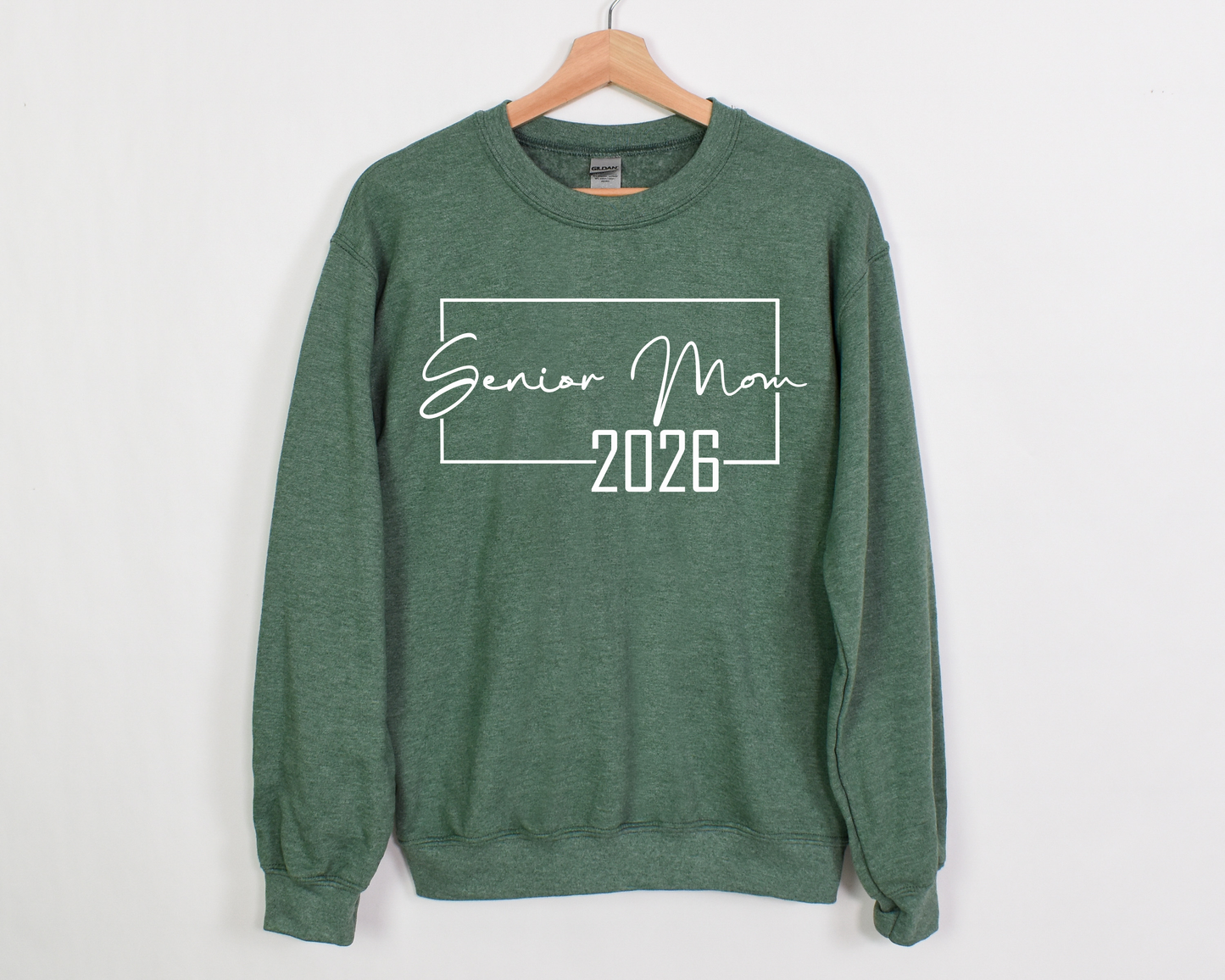 SENIOR MOM 2026 SQUARE-GILDAN SWEATSHIRT-AHS2026